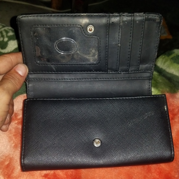Guess Women's Leather Bi-fold Clutch Wallet - Picture 3 of 8
